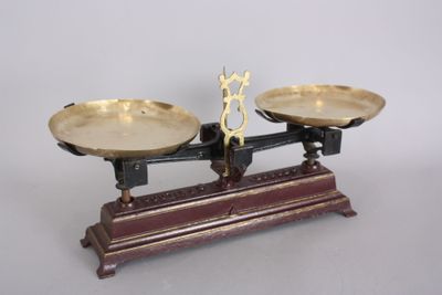 une balance sur laquelle sont posées deux plaques d'or