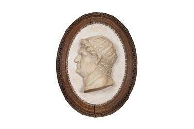 un portrait ancien sculpté représentant un homme de profil sur fond blanc