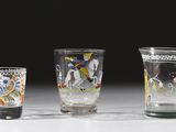 trois verres aux motifs différents posés sur une table