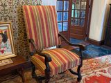 une photo d'une chaise et une photo d'une femme assise sur un tapis