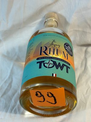 une bouteille de rhum posée sur une table, avec une étiquette de prix dessus