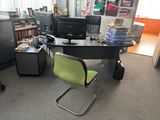 un bureau avec un ordinateur et une chaise dans une pièce