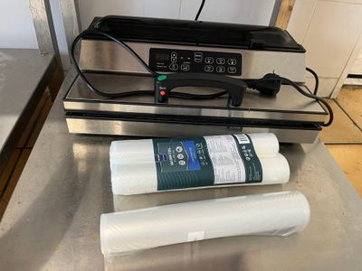 deux rouleaux de papier posés sur une table à côté d'une machine