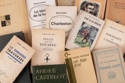 plusieurs livres empilés les uns sur les autres