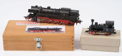 deux petits trains assis l'un à côté de l'autre sur une table