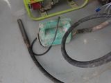 un tuyau et une pompe à eau posés sur une table