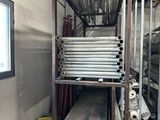 une photo d'une pièce où l'on voit tout un tas de tuyaux accrochés au mur