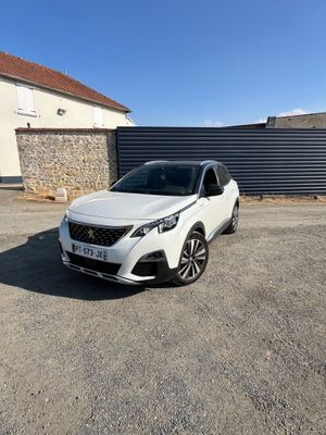 une voiture blanche garée devant une maison