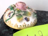 une petite boîte ornée d'une rose, posée sur une table