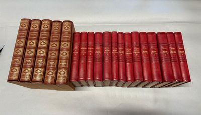 un grand nombre de livres posés sur une table