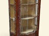 une vitrine ancienne avec une porte vitrée et des garnitures dorées