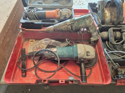 une boîte rouge contenant des outils, posée sur une table
