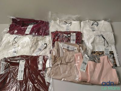 un tas de vêtements posés sur une table