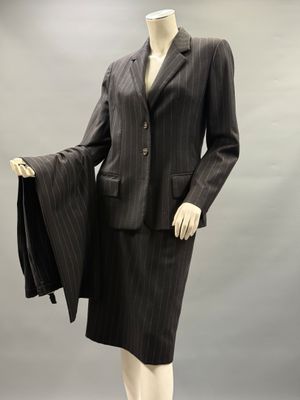 une photo d'un mannequin vêtu d'un costume et d'une cravate