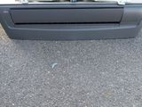 une cuisinière posée à même le sol