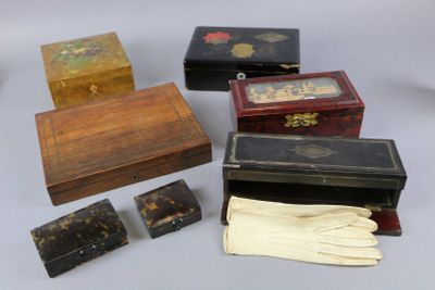 de nombreux types de boîtes en bois sur la table