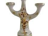 un vase blanc orné d'un motif sur fond blanc