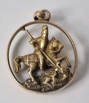 Pendentif rond en or jaune 750/°° à décor ajouré et ciselé e…