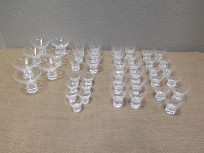 Service de 42 verres en cristal signés