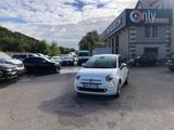 des voitures sont garées dans un parking devant un bâtiment