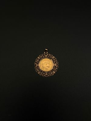 gros plan d'une pièce d'or sur une surface noire