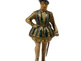 une figurine représentant un homme avec un chapeau et une canne