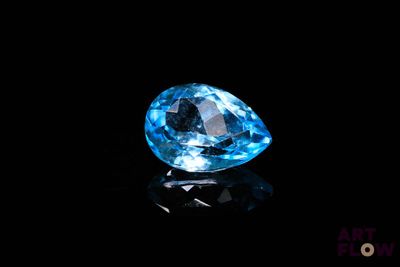 gros plan d'un diamant bleu sur une surface noire