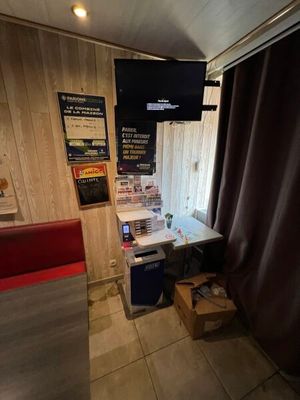 une petite table avec une télévision dans un coin de la pièce