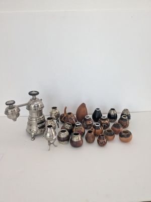 de nombreux types de vases différents posés sur une table