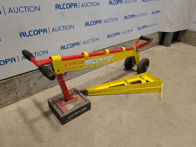une grue rouge et jaune posée par terre