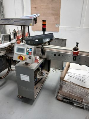 une photo d'une machine qui se trouve dans un entrepôt