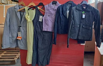 beaucoup de vêtements suspendus à une étagère dans un magasin