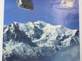 une affiche représentant un téléski montant vers le sommet de la montagne