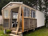 une petite maison nichée dans l'herbe