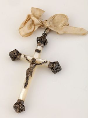 une croix ornée d'un ruban et d'un nœud