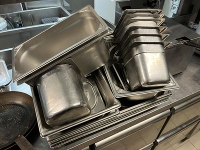 de nombreuses casseroles et poêles sur le comptoir de la cuisine