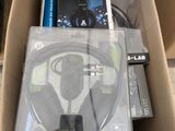 une boîte contenant un CD et un casque