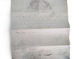 un bout de papier sur lequel il y a quelque chose d'écrit, accroché au mur
