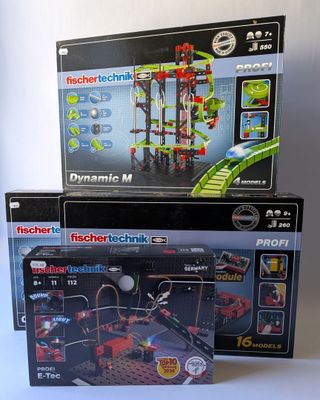 trois jouets en boîte qui sont posés les uns sur les autres