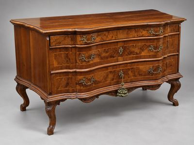 une commode ancienne en noyer