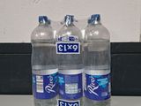 trois bouteilles d'eau posées sur un plan de travail