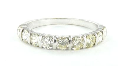gros plan d'une bague en diamant sur fond blanc