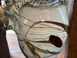 un vase posé sur une table dans une pièce