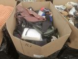 une boîte remplie de chaussures et de sacs posée par terre