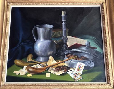 une peinture représentant une nature morte avec un pichet en argent et d'autres objets posés sur une table