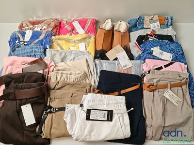 de nombreux types de pantalons et de sacs posés sur la table