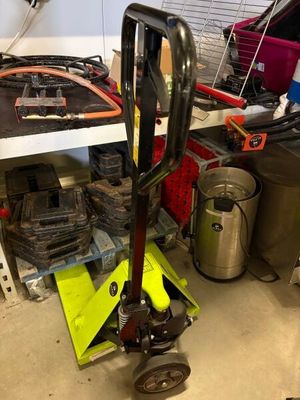 une petite machine qui se trouve dans un garage