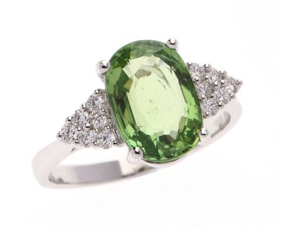 BAGUE en or gris 750 °/°°centrée d'une tourmaline de taille …