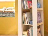une bibliothèque remplie de livres, placée dans un coin de la pièce