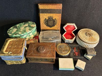 beaucoup de petites boîtes et de boîtes posées sur une table